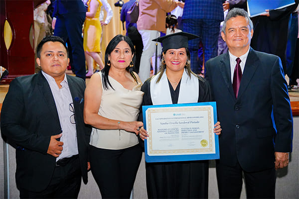 Entrega de títulos en Ecuador